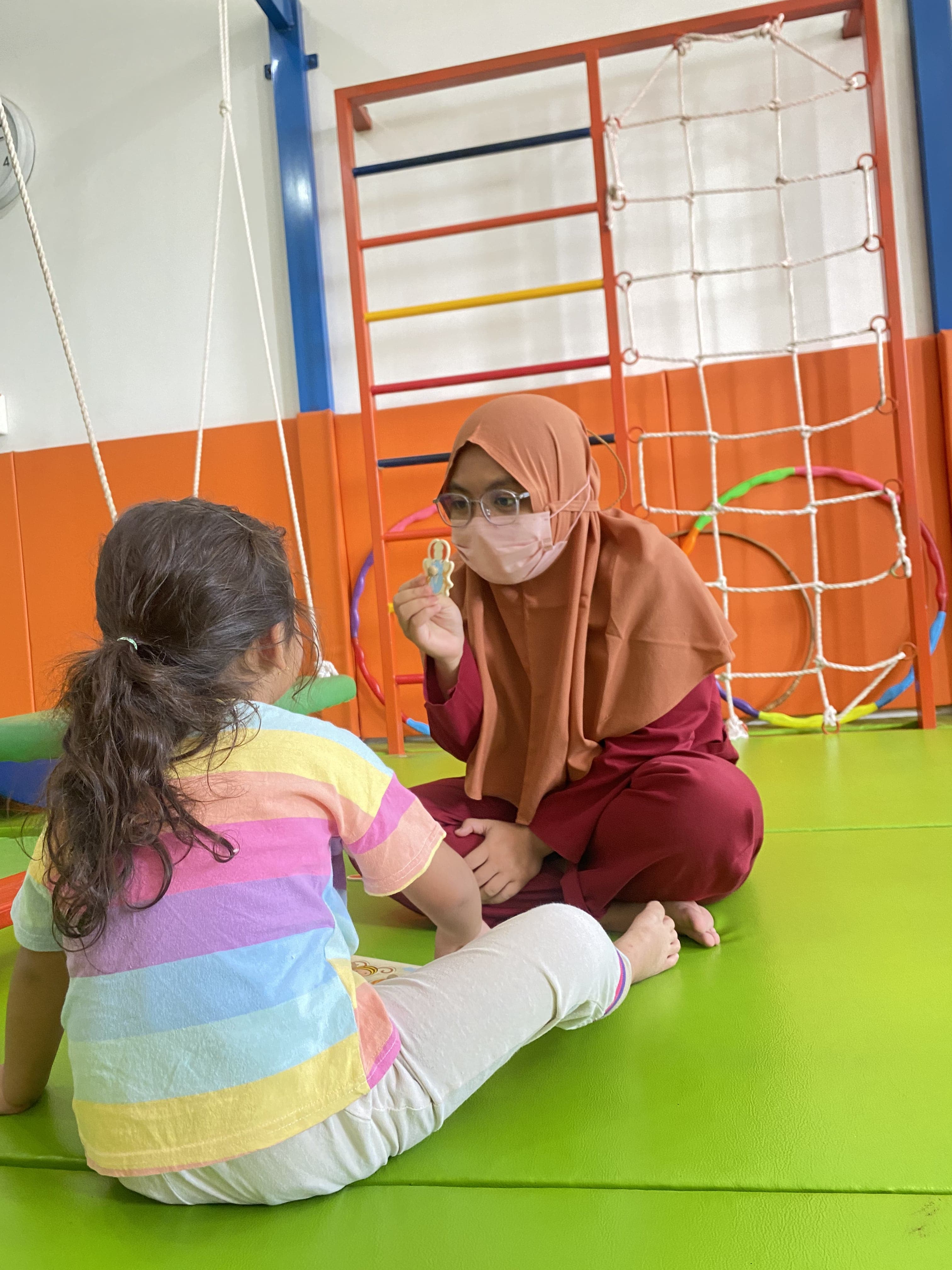 Terapis mendampingi anak secara personal di GenSA Kidz