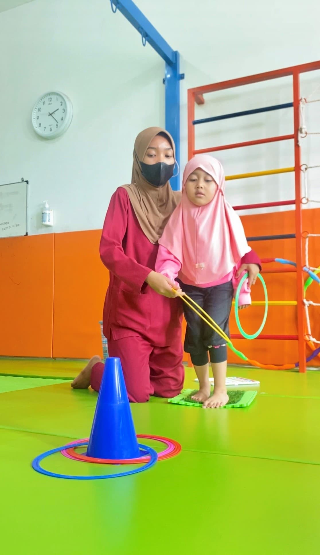 Terapis mendampingi anak berlatih motorik di GenSA Kidz