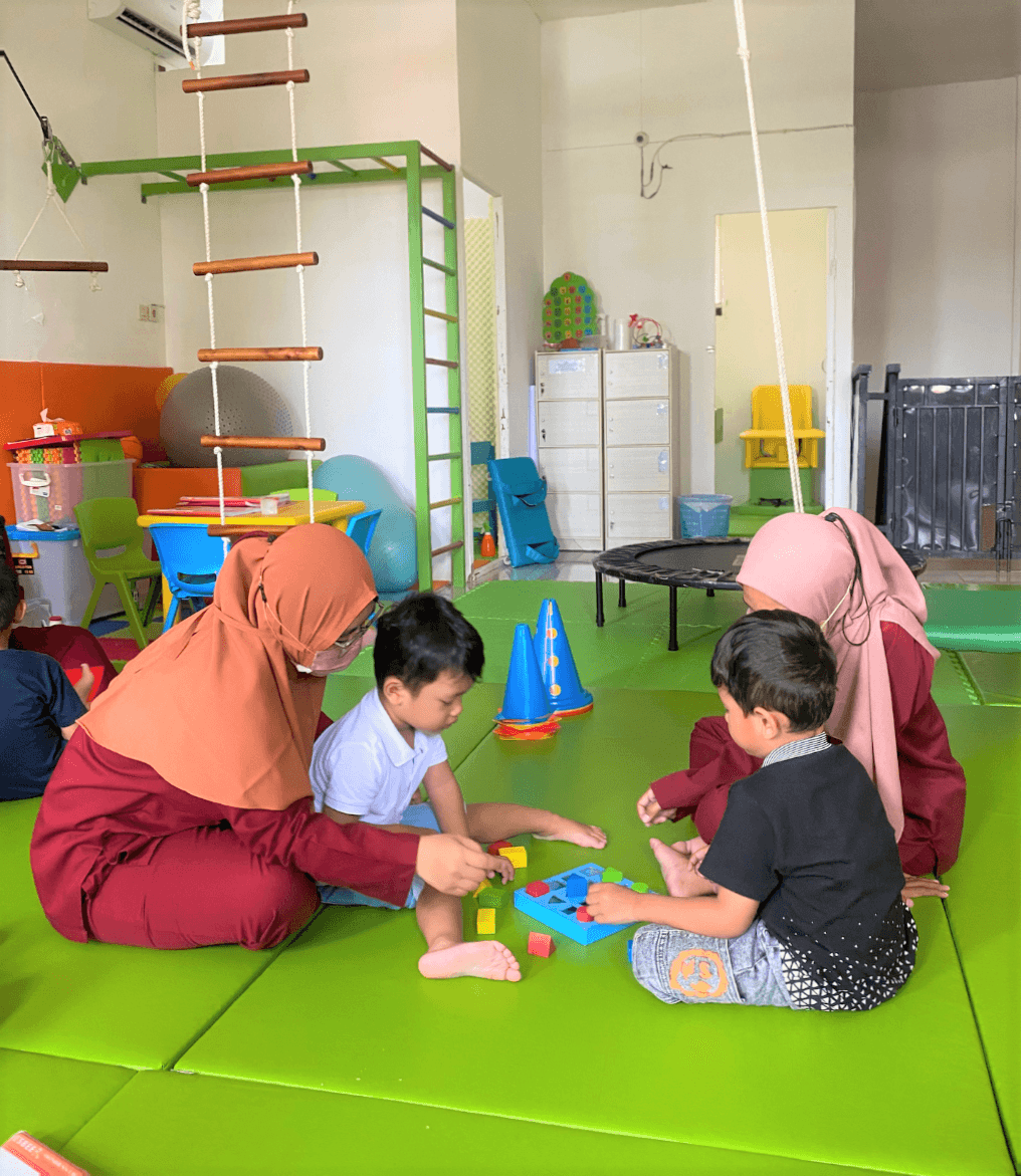 Sesi terapi kelompok anak-anak di GenSA Kidz Lamongan