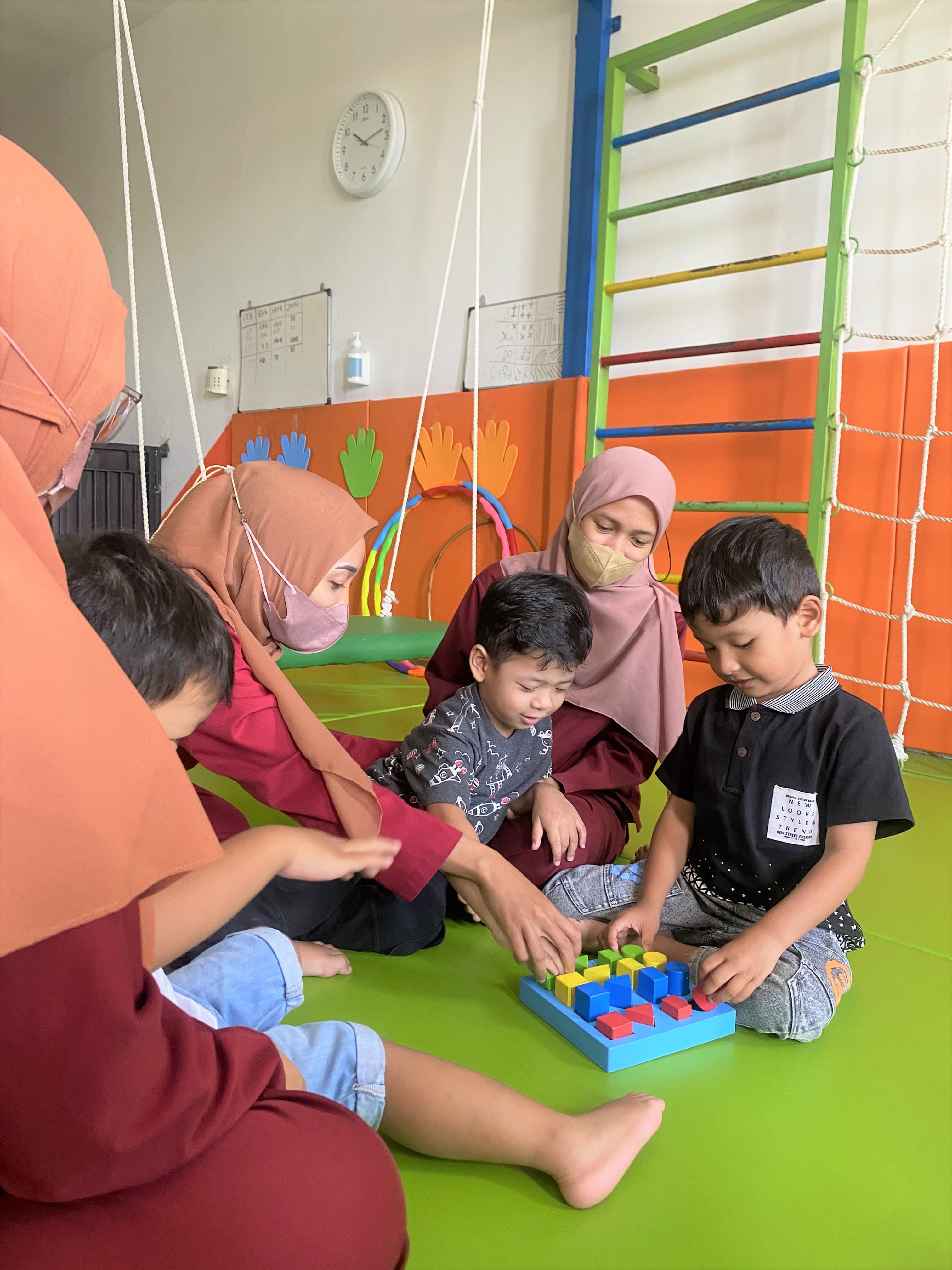 Sesi terapi anak di GenSA Kidz Lamongan